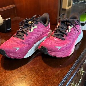 Women's Hot Pink/Black Size 6.5B Running Shoes. 👟